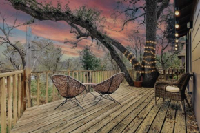 Visit UT, Moody Center, St Davids, Downtown Stay at Iconic Tree House